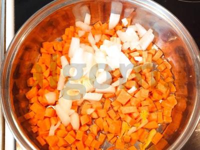 Daržovių troškinys su salierų lapais Žingsnis 2