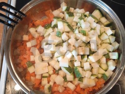 Daržovių troškinys su salierų lapais Žingsnis 3