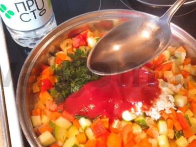 Daržovių troškinys su salierų lapais Žingsnis 7