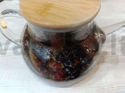 Šaltinis iš erškėtuogių, aviečių ir raudonėlio pagrindine nuotrauka