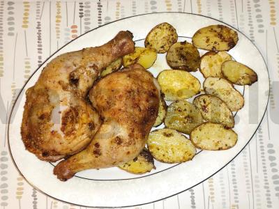 Kaimiškas vakarienė iš bulvių ir vištienos pagrindine nuotrauka