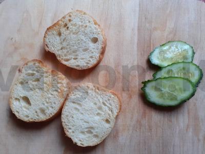 Brusketa su lydytu kreminiu sūriu, lašiša ir agurku Žingsnis 1