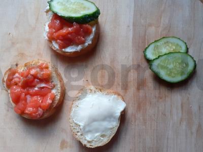 Brusketa su lydytu kreminiu sūriu, lašiša ir agurku Žingsnis 3