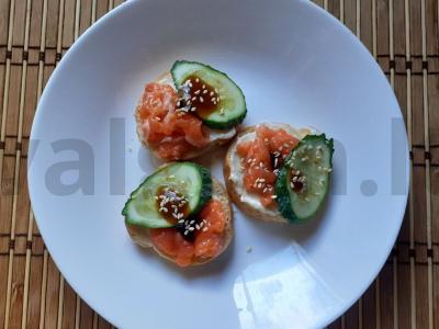 Brusketa su lydytu kreminiu sūriu, lašiša ir agurku pagrindine nuotrauka