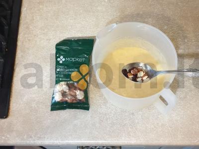 Bananų pyragas su obuoliais ir riešutais Žingsnis 5