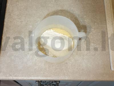 Bananų pyragas su obuoliais ir riešutais Žingsnis 6