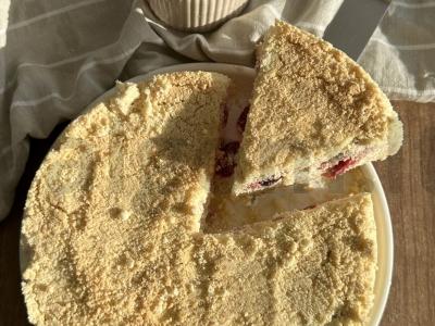 Karališkoji varškės pyragas su vyšniomis prie arbatos pagrindine nuotrauka