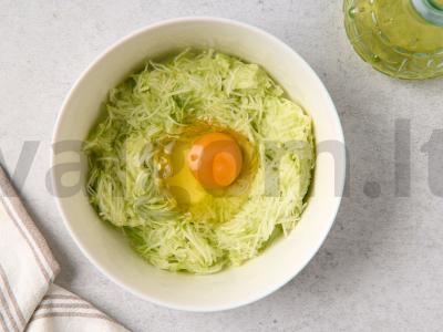 Cukinijų blynai su dešra ir sūriu Žingsnis 1