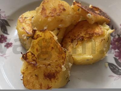 Grietinėlės ir česnako bulvės orkaitėje pagrindine nuotrauka