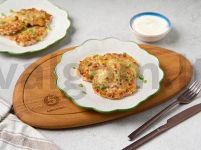 Cukinijų blynai su dešra ir sūriu pagrindine nuotrauka