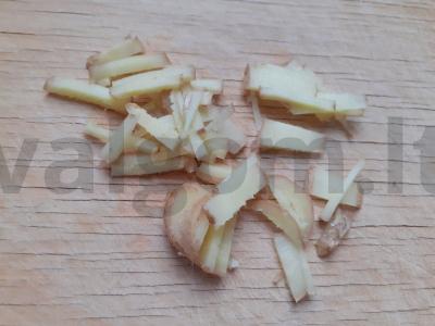 Juodasis pieno arbata su imbieru ir gvazdikėliais Žingsnis 1