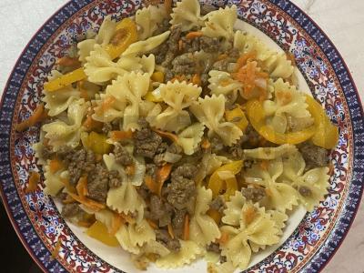 Farfalle su jautienos faršu ir saldžiuoju pipiru pagrindine nuotrauka