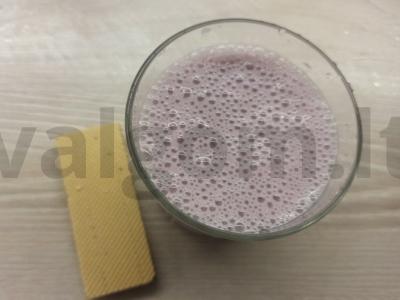 Gėrimas su kefyru, melionu ir gervuogėmis pagrindine nuotrauka