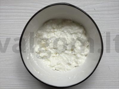 Varškės dubuo su uogomis, žemės riešutų pasta ir sėlenomis Žingsnis 2