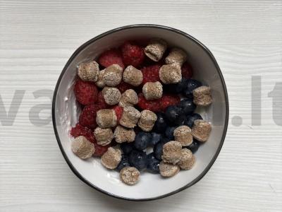 Varškės dubuo su uogomis, žemės riešutų pasta ir sėlenomis Žingsnis 5