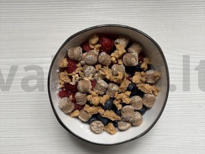 Varškės dubuo su uogomis, žemės riešutų pasta ir sėlenomis Žingsnis 6