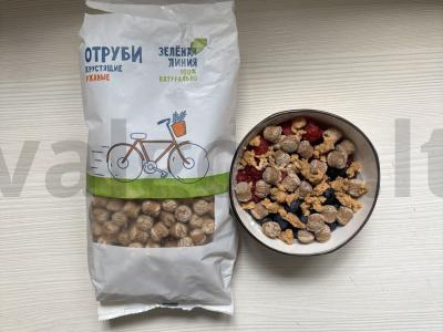 Varškės dubuo su uogomis, žemės riešutų pasta ir sėlenomis pagrindine nuotrauka