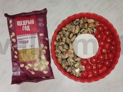 Makaronai su brie sūriu, midijomis ir vyšniniais pomidorais Žingsnis 1