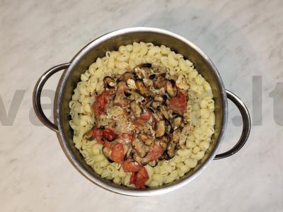 Makaronai su brie sūriu, midijomis ir vyšniniais pomidorais Žingsnis 5