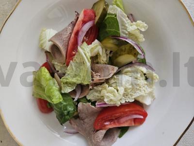 Jautienos salotos su marinuotais agurkais Žingsnis 3