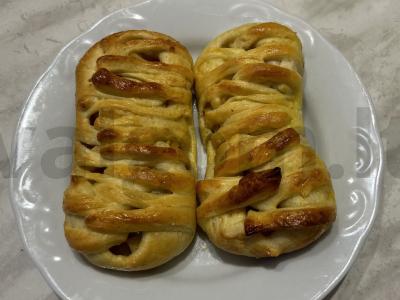 Sluoksniuotos tešlos pynės su obuoliais pagrindine nuotrauka