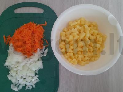 Žirnių, bulvių ir faršo sriuba Žingsnis 1