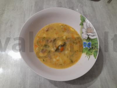 Žirnių, bulvių ir faršo sriuba pagrindine nuotrauka