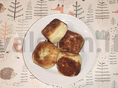 Sūrio kubeliai su bananais viduje pagrindine nuotrauka