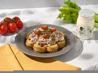 Vafliai su tunu ir salierais pagrindine nuotrauka