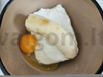 Bananų varškėčiai su mėlynėmis oro grilyje Žingsnis 1