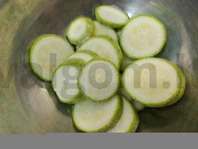 Kepti cukinijos griežinėliai Žingsnis 1