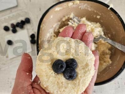 Bananų varškėčiai su mėlynėmis oro grilyje Žingsnis 3