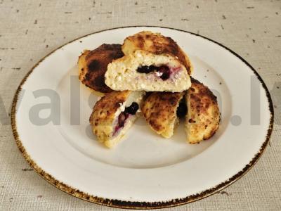 Bananų varškėčiai su mėlynėmis oro grilyje pagrindine nuotrauka