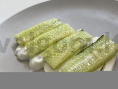 Aštrūs agurkai ant grietinės pagalvėlės pagrindine nuotrauka