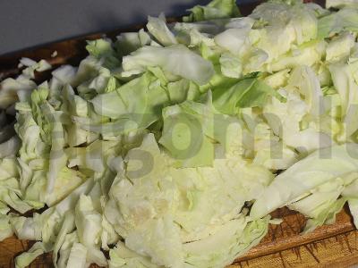 Troškinta kopūstai su dešra ir daržovėmis Žingsnis 1