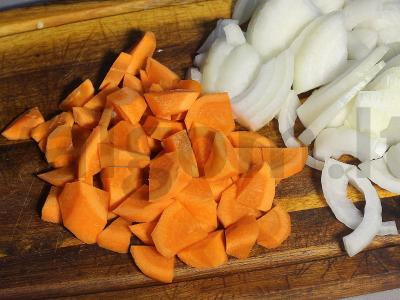 Troškinta kopūstai su dešra ir daržovėmis Žingsnis 2