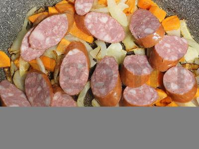 Troškinta kopūstai su dešra ir daržovėmis Žingsnis 7