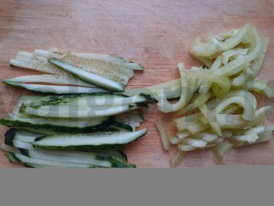 Funchosa su agurkais ir saldžiaisiais pipirais Žingsnis 2