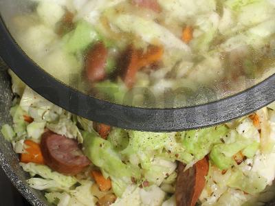 Troškinta kopūstai su dešra ir daržovėmis Žingsnis 10