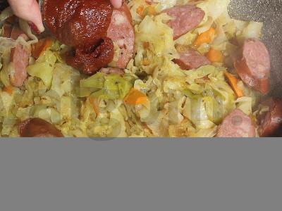 Troškinta kopūstai su dešra ir daržovėmis Žingsnis 11