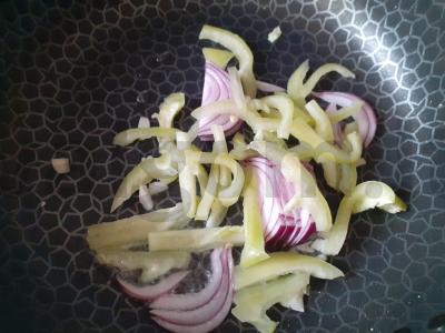 Funchosa su agurkais ir saldžiaisiais pipirais Žingsnis 4