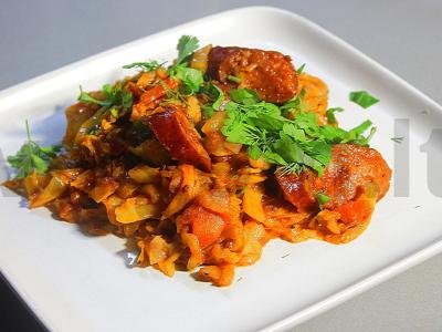 Troškinta kopūstai su dešra ir daržovėmis pagrindine nuotrauka