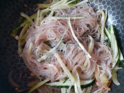 Funchosa su agurkais ir saldžiaisiais pipirais Žingsnis 6