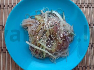 Funchosa su agurkais ir saldžiaisiais pipirais pagrindine nuotrauka