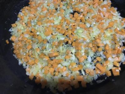 Ryžiai su daržovėmis keptuvėje Žingsnis 3