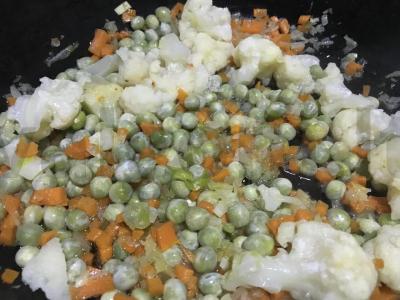 Ryžiai su daržovėmis keptuvėje Žingsnis 4