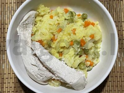 Ryžiai su daržovėmis keptuvėje pagrindine nuotrauka