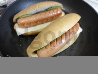 Karšti šunys su mocarela ir agurku Žingsnis 6