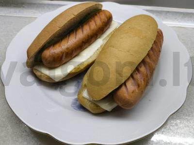 Karšti šunys su mocarela ir agurku pagrindine nuotrauka