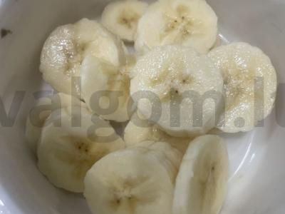 Bananų ir aviečių desertas Žingsnis 1